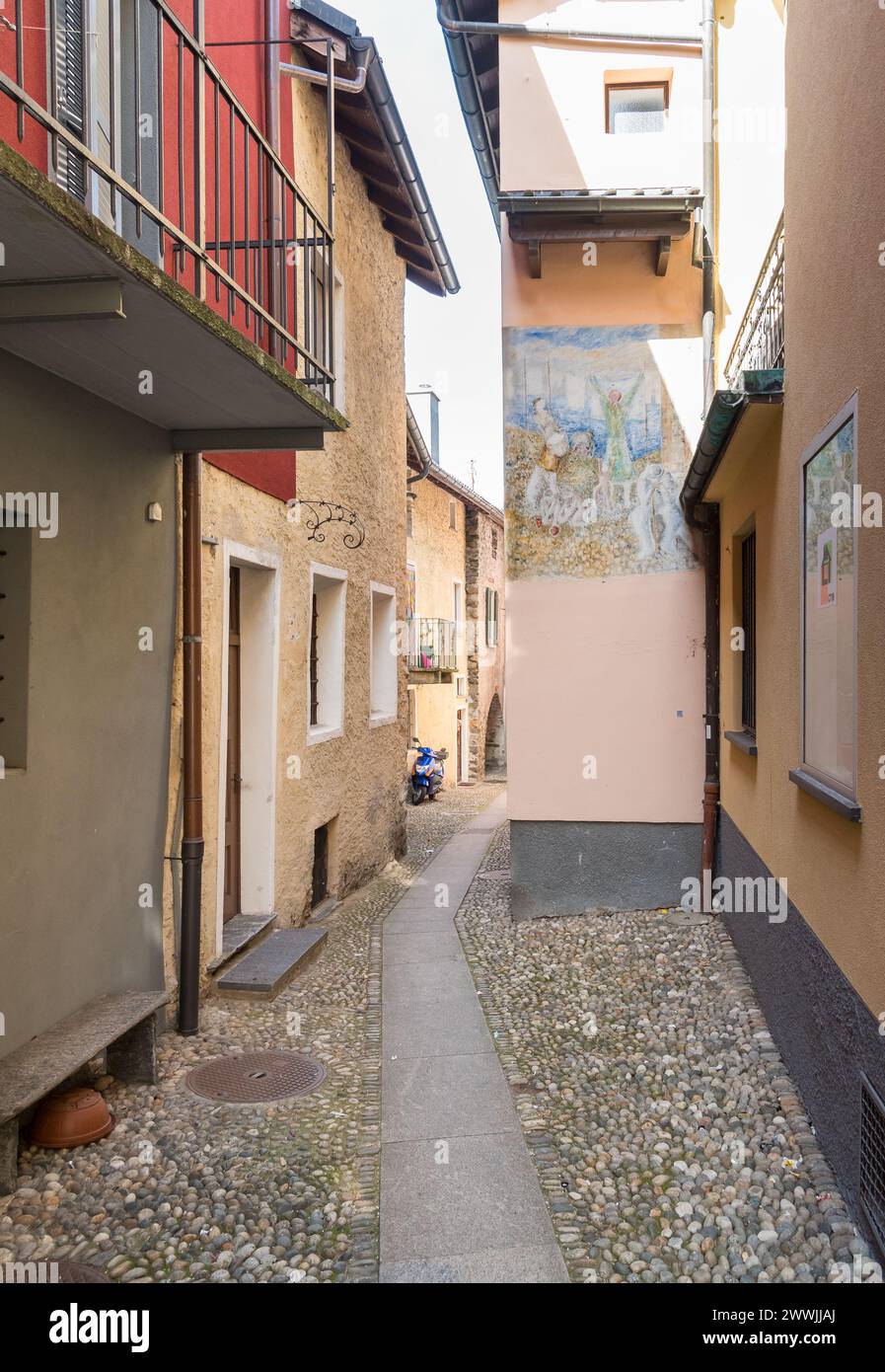 Rue étroite dans le centre historique de Vira Gambarogno, la ville surplombe le lac majeur, quartier de Locarno, Tessin, Suisse Banque D'Images