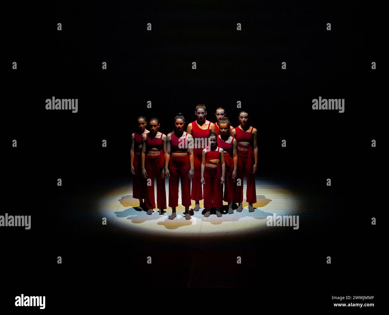 Les acteurs et les actrices jouent une performance lyrique moderne du spectacle de théâtre. Acteurs dans le noir. SMCV, Italie, 09 juillet 2023 Banque D'Images