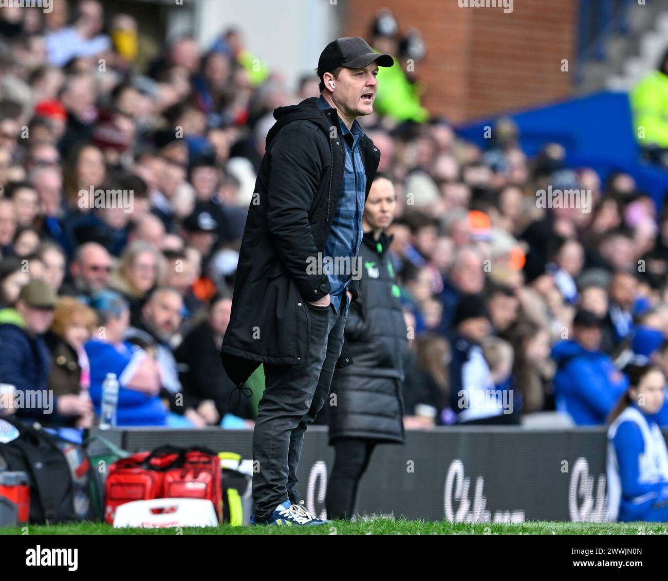 Liverpool, Royaume-Uni. 24 mars 2024. Brian Sørensen entraîneur d'Everton Women encourage, lors du match de Super League féminine de FA Everton Women vs Liverpool Women au Goodison Park, Liverpool, Royaume-Uni, le 24 mars 2024 (photo de Cody Froggatt/News images) à Liverpool, Royaume-Uni, le 24/03/2024. (Photo de Cody Froggatt/News images/Sipa USA) crédit : Sipa USA/Alamy Live News Banque D'Images