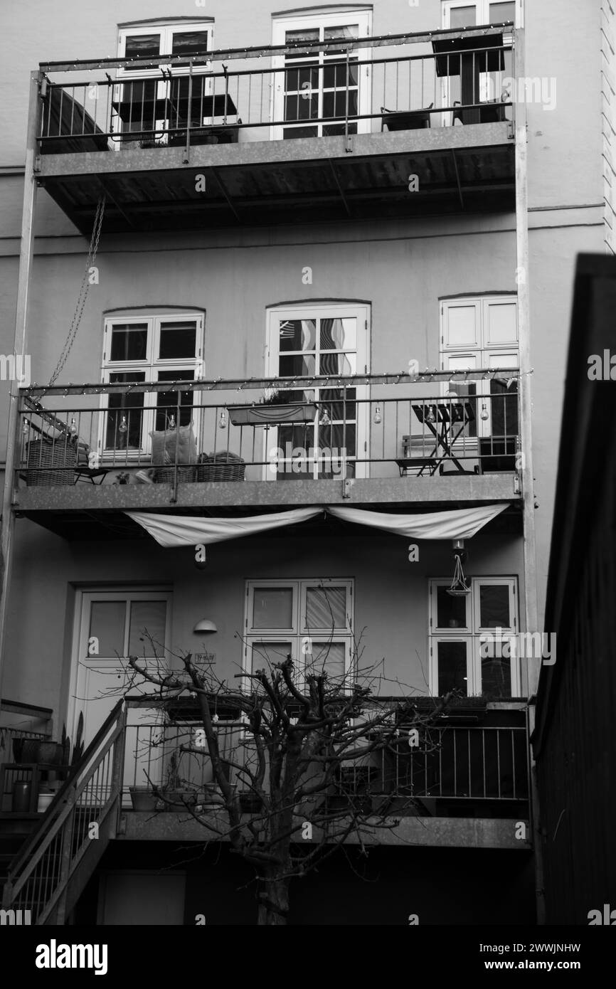 Immeuble d'appartements noir et blanc avec terrasses Banque D'Images