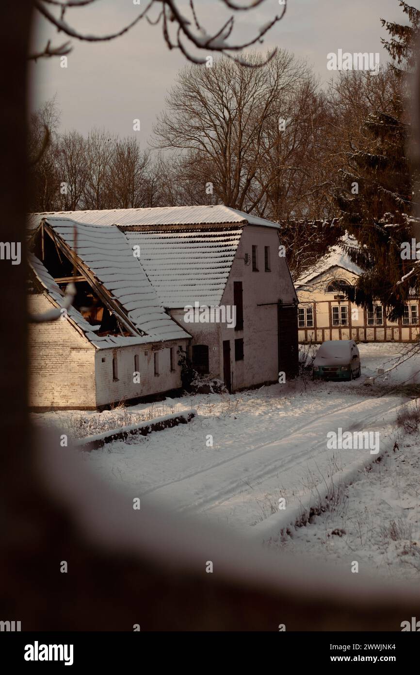La vieille grange s'effondre Banque D'Images