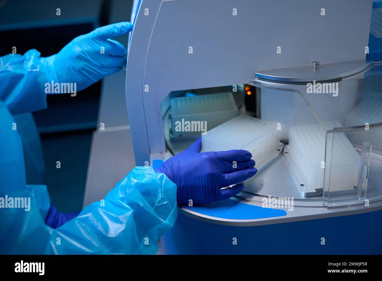 Des spécialistes travaillent sur machine pour l'extraction automatique des acides nucléiques Banque D'Images
