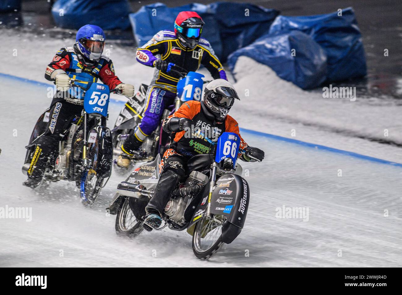 Inzell, Allemagne. Dimanche 24 mars 2024.le Finlandais Aki Ala-Riihimäki (66) (Blanc) devance le Suédois Stefan Svensson (58) (Bleu) et l'Allemand Christoph Kirchner (18) (Rouge) lors de la finale 2 du Championnat du monde FIM Ice Speedway Gladiators au Max-Aicher-Arena d'Inzell le dimanche 24 mars 2024. (Photo : Ian Charles | mi News) crédit : MI News & Sport /Alamy Live News Banque D'Images