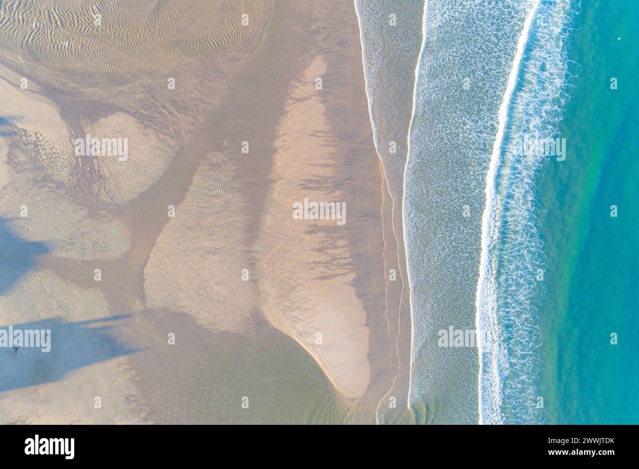 vue aérienne aérienne d'une plage d'eau turquoise au lever du soleil, photographie par drone Banque D'Images
