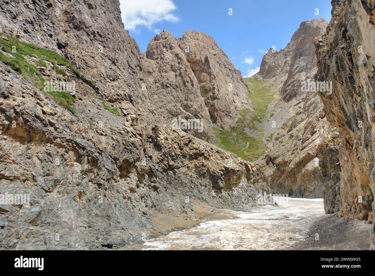 Yolyn am - gorge dans les montagnes Gurvan Saikhan du sud de la Mongolie. Banque D'Images