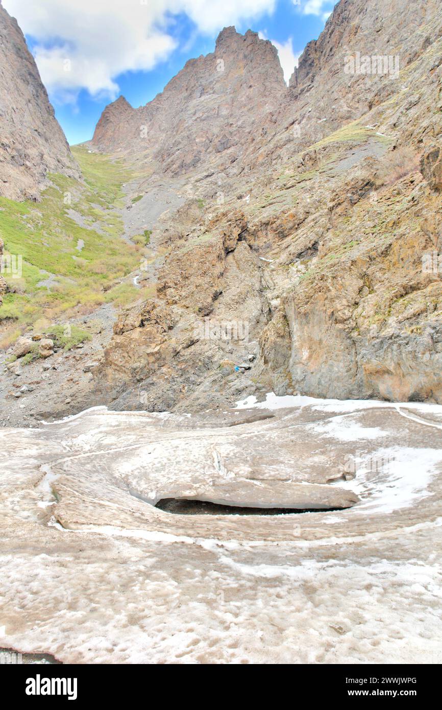 Yolyn am - gorge dans les montagnes Gurvan Saikhan du sud de la Mongolie. Banque D'Images