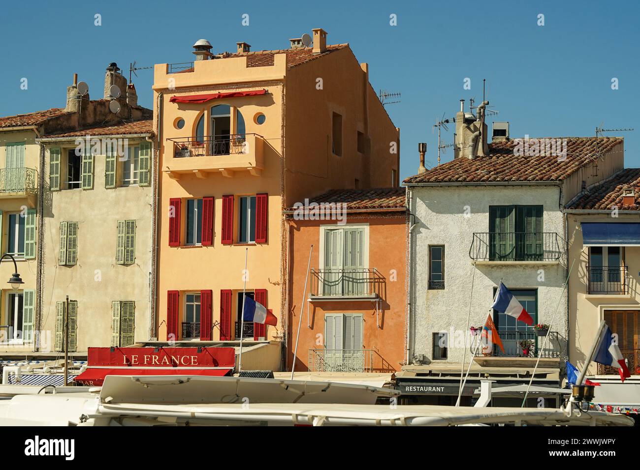 Cassis, Provence, France - 21 juin 2021 : belle ville de pêcheurs historique avec restaurants et plages, destination de vacances d'été populaire Banque D'Images