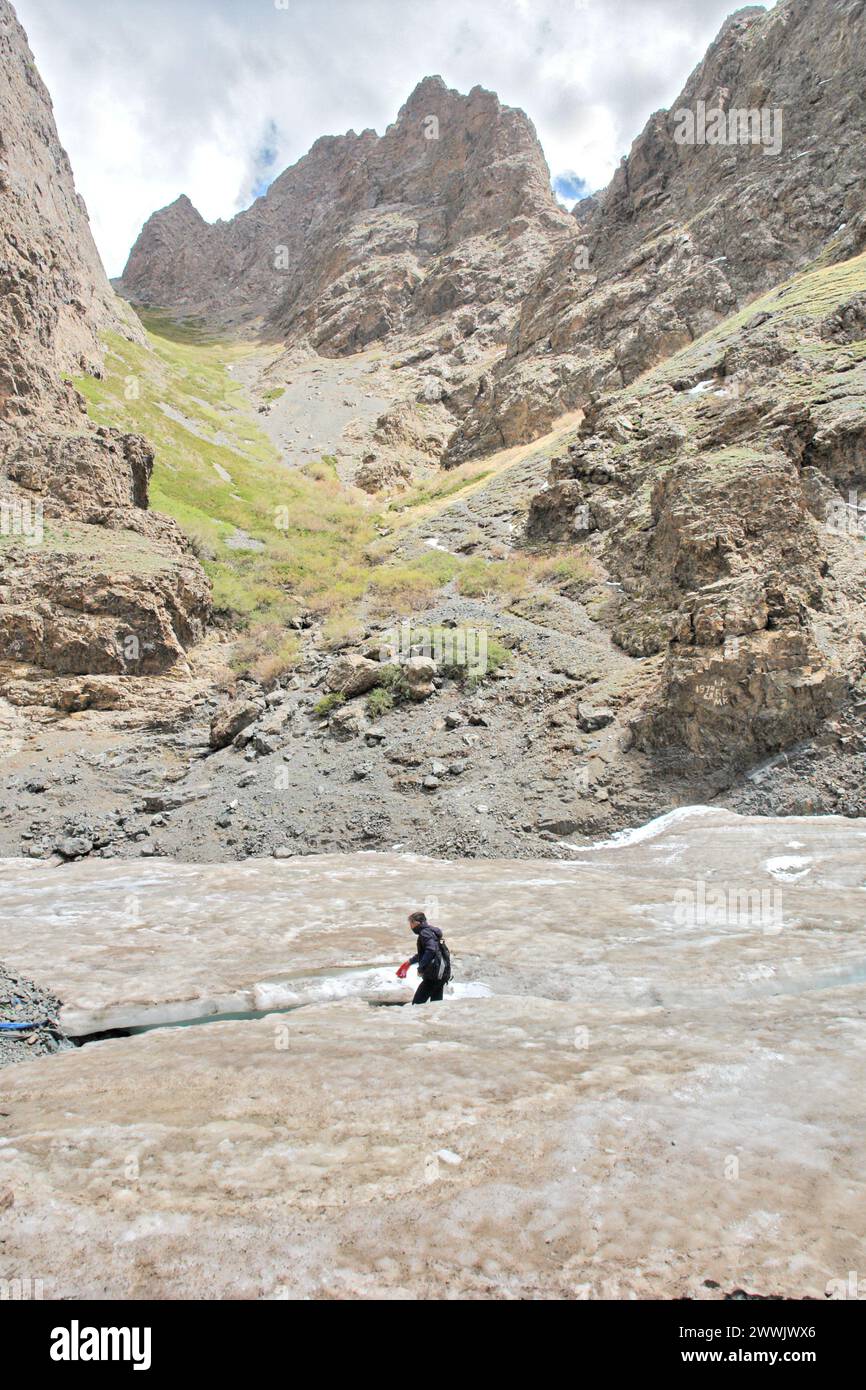 Yolyn am - gorge dans les montagnes Gurvan Saikhan du sud de la Mongolie. Banque D'Images