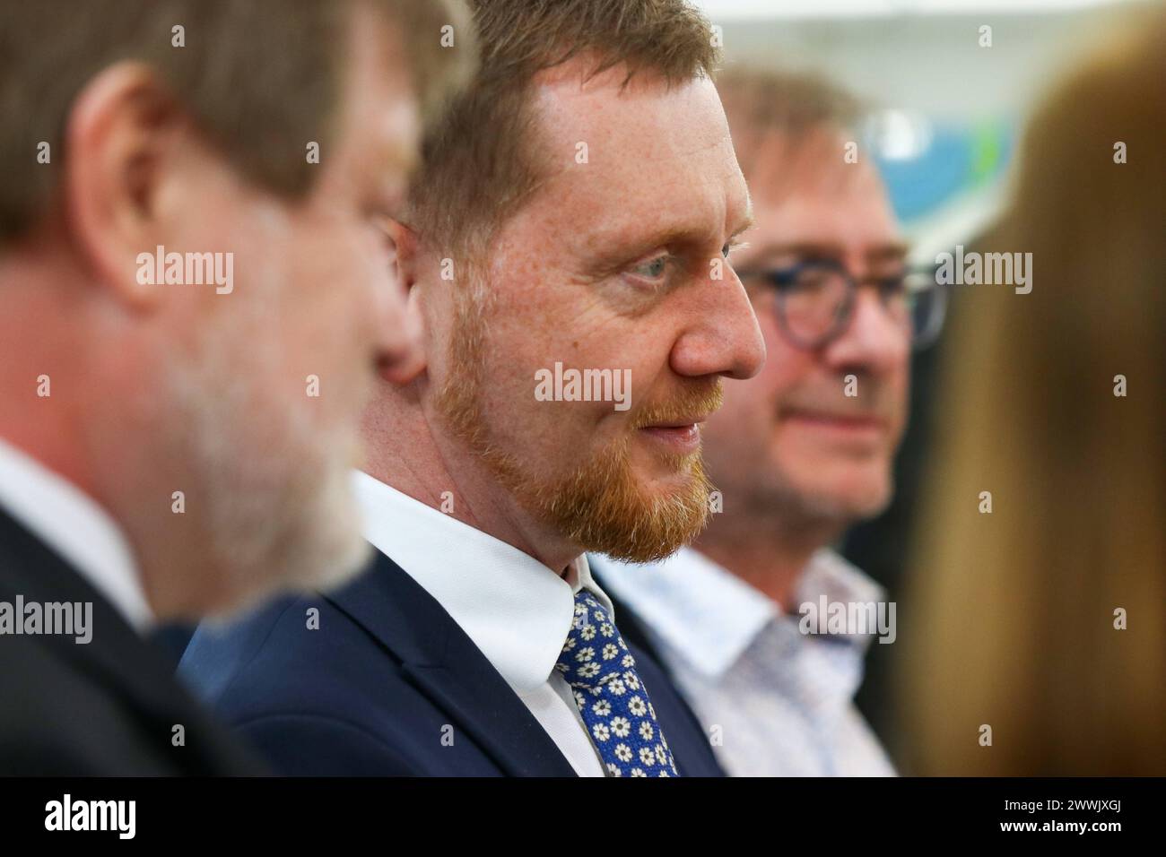 Leipziger Buchmesse 2024 23.03.2024 gegen 12,30 Uhr Leipzig, Neue Messe Im Foto : Michael Kretschmer CDU, Ministerpräsident von Sachsen Die Leipziger Buchmesse findet in diesem Jahr vom 21. bis 24. März statt. Auf dem Frühjahrstreffen der Buchbranche präsentierten sich über 2,000 Aussteller aus 40 Ländern mit ihren Neuheiten. Unter dem motto Alles außer flach präsentieren sich die Niederlande und Flandern als Gastland auf der Leipziger Buchmesse 2024. Zeitgleich zur Leipziger Buchmesse findet dieses Jahr erneut auch die Manga-Comic-Con. Leipzig Sachsen Deutschland *** salon du livre de Leipzig 2024 23 Banque D'Images