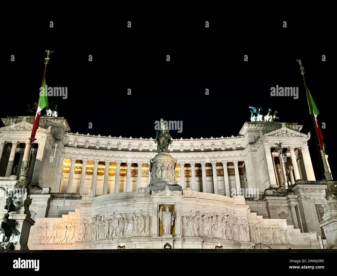 Vue de dessous du Monument Victor Emmanuel ( Monumento Nazionale a Vittorio Emanuele II ou Altare della Patria ) Rome la nuit sur la Piazza Venezia Banque D'Images