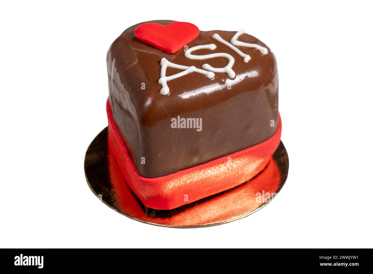 Gâteau en forme de coeur isolé sur fond blanc. Gâteau cœur spécialement conçu préparé pour la Saint-Valentin Banque D'Images