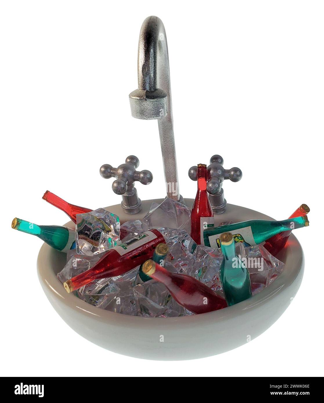 Évier en porcelaine avec boutons de robinet vintage remplis de glace et de boissons Banque D'Images