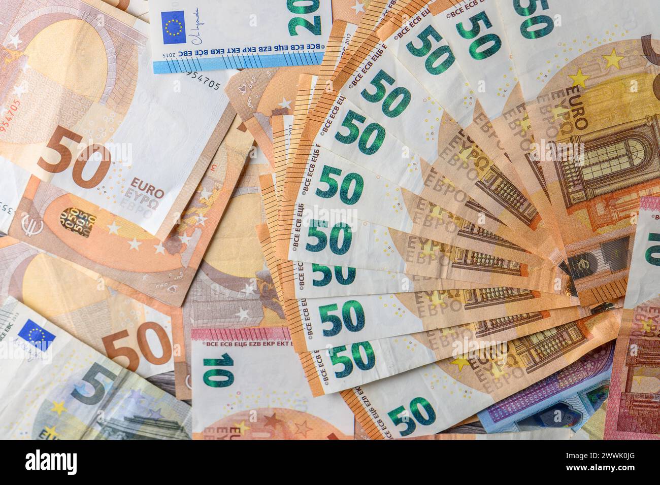 Billets de 50 euros ventilés sur un fond de billets de papier 5 Banque D'Images