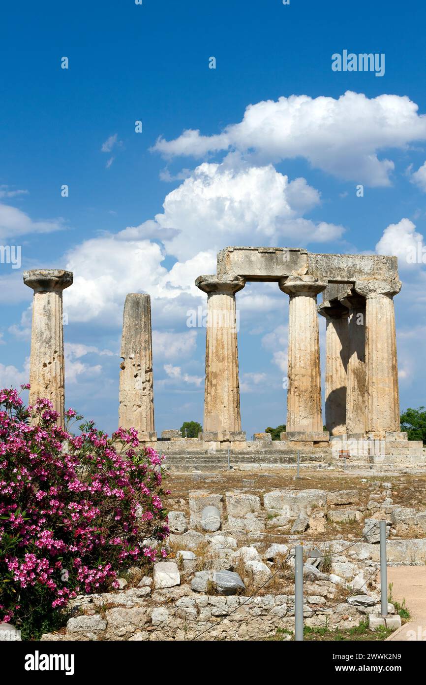 Le temple archaïque d'Apollon, dans l'ancienne Corinthe, Grèce. Il a été construit avec des colonnes doriques monolithiques, autour de 530 av. J.-C. Banque D'Images