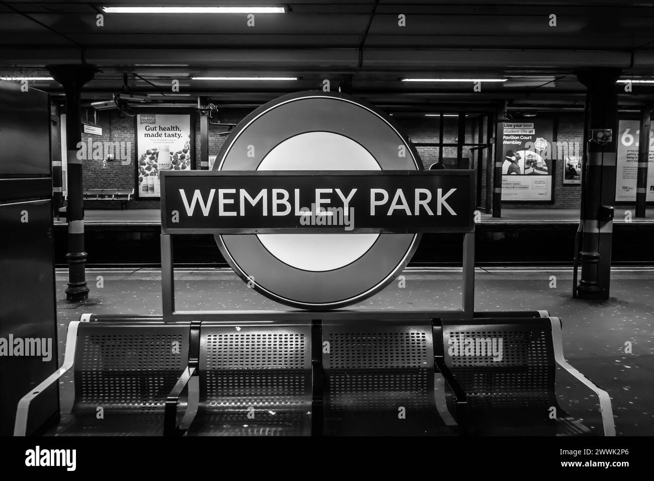 WEMBLEY, LONDRES - 24 mars 2024 : Wembley Park Roundel à la station de métro Wembley Park Banque D'Images