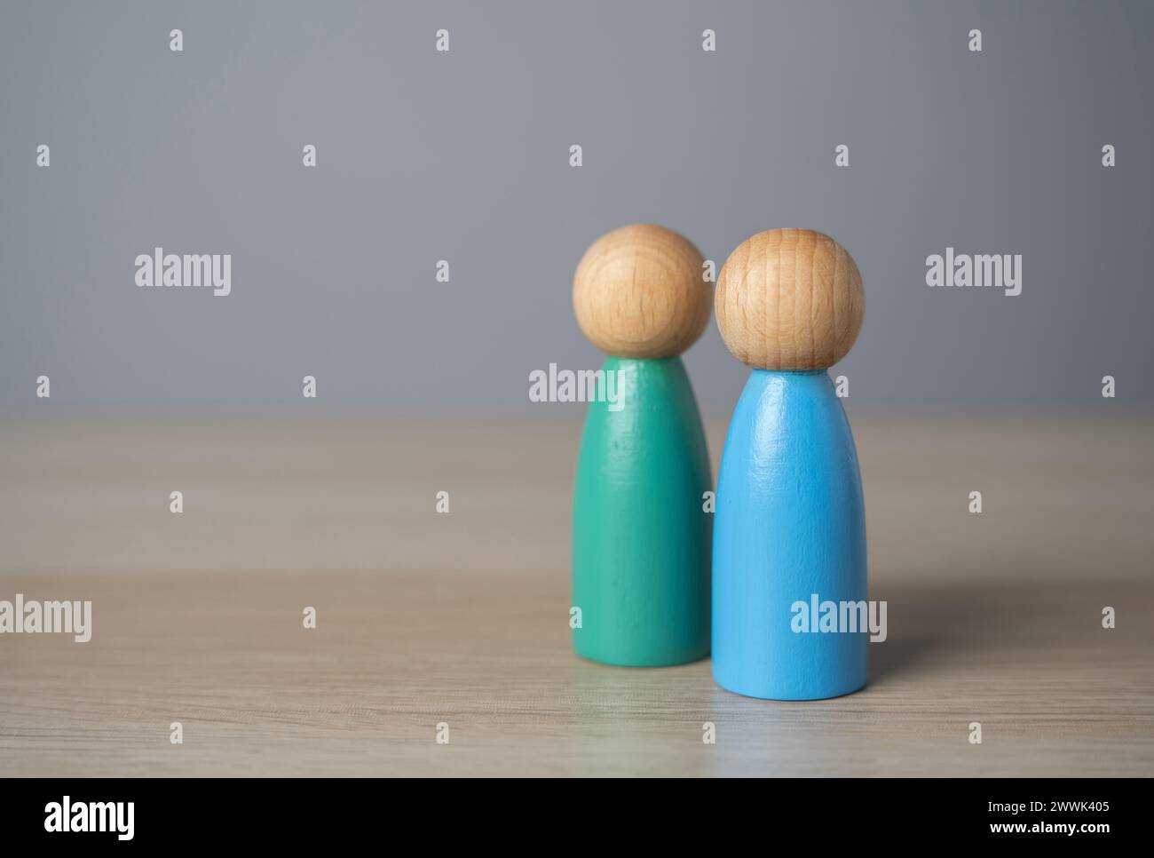 Relations amicales. Deux personnages humains se tiennent ensemble. Coopération et collaboration. Une réunion. Communication et discussion. Fais-toi des amis. Une équipe Banque D'Images