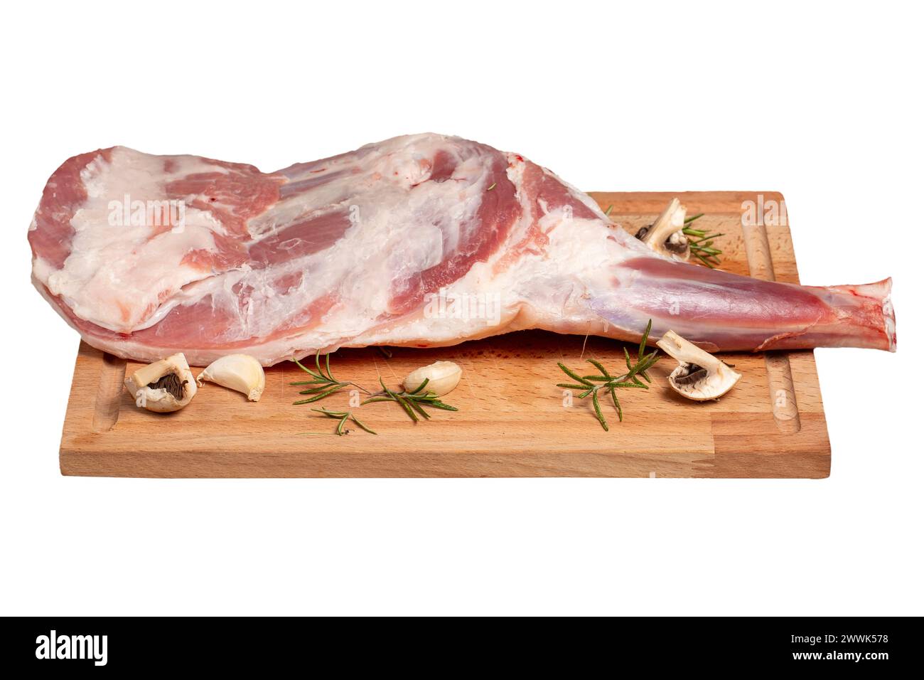 Viande d'épaule d'agneau avec os. Produits de boucherie. Épaule d'agneau crue isolée sur fond blanc. Banque D'Images