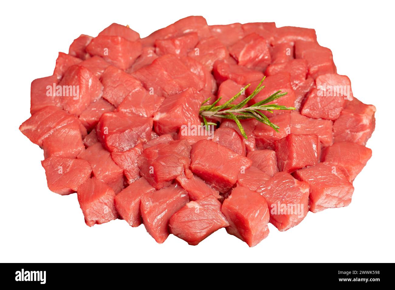 Viande de boeuf en cubes. Produits de boucherie. Boeuf cru haché isolé sur fond blanc. Banque D'Images