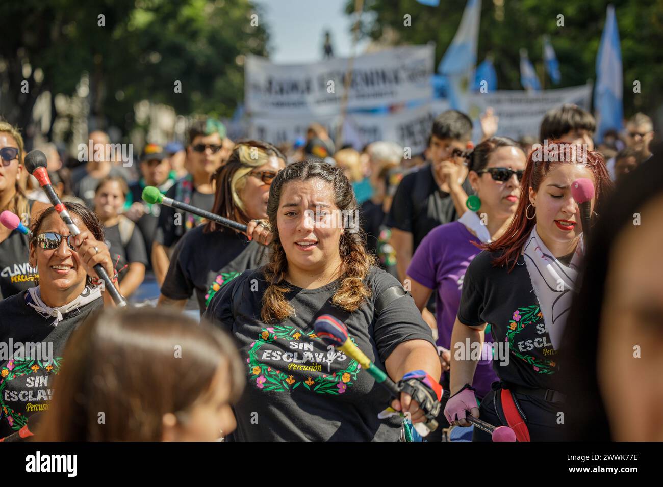 Buenos Aires, Argentine - 24 mars 2024 : femmes percussionnistes dans la marche du 24 mars à Buenos Aires. Banque D'Images