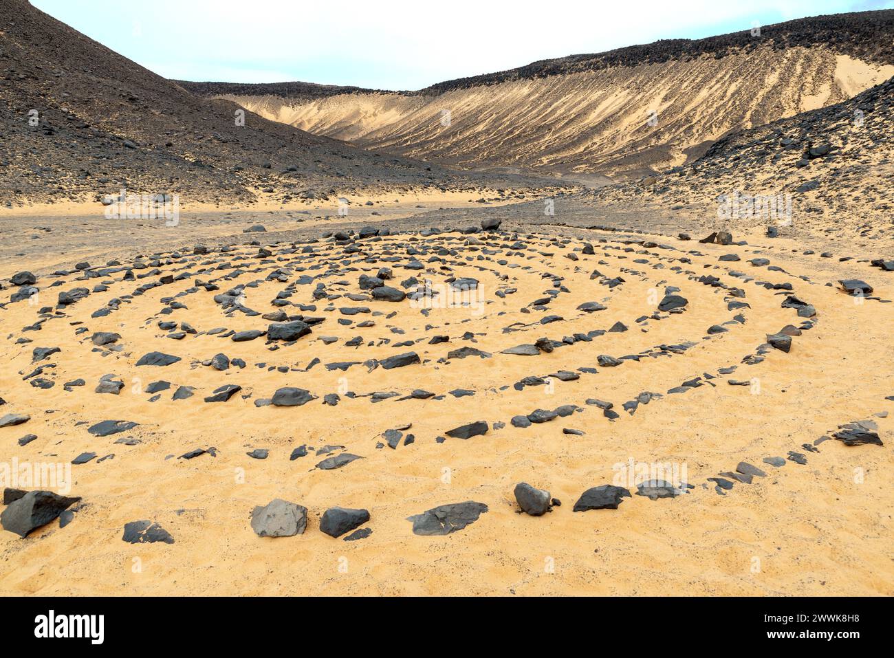 Une spirale de pierre posée sur le sable dans une vallée du désert, Black Desert, Égypte Banque D'Images