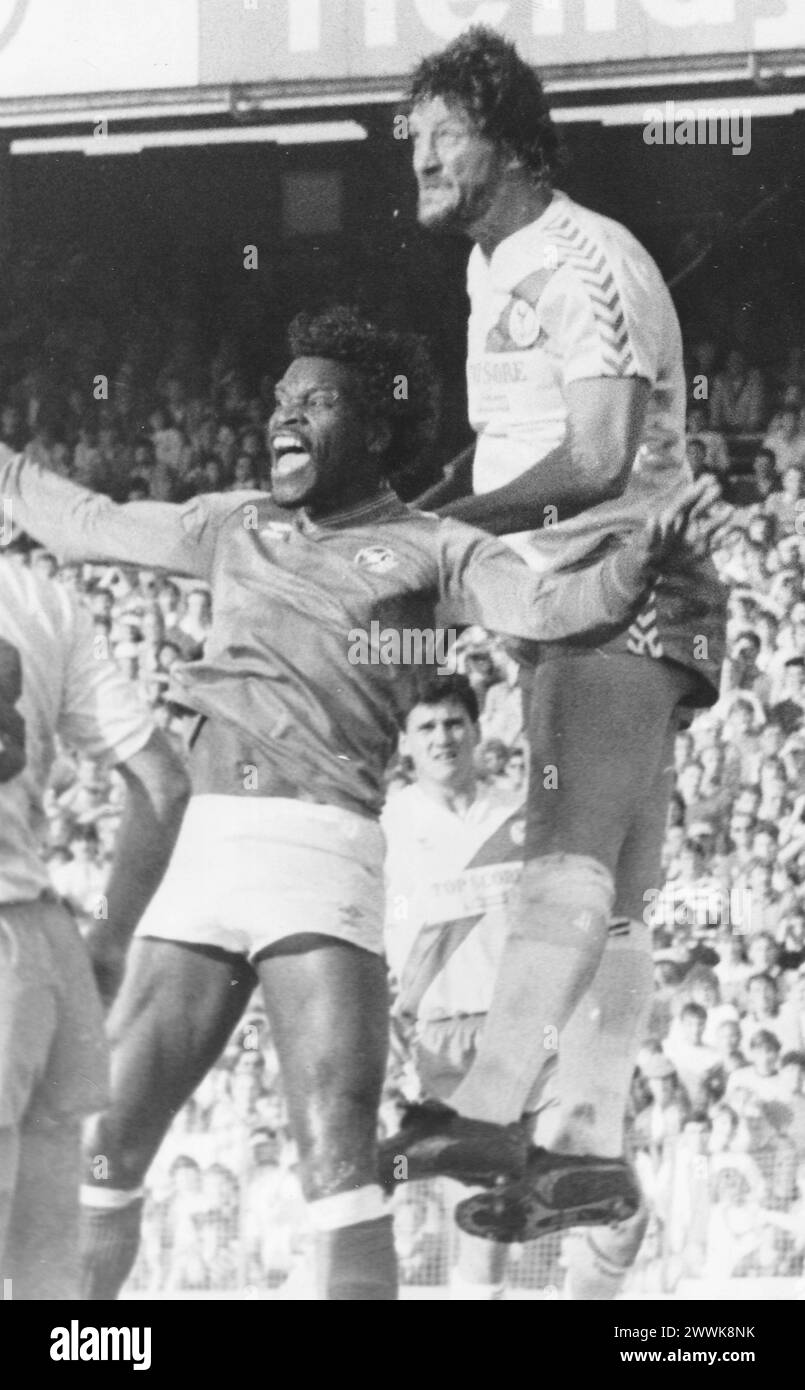 BATAILLE DES GÉANTS NOEL BLAKE ET CRYSTAL PALACE'S MICKY DROY 1985 PIC MIKE WALKER 1985 Banque D'Images