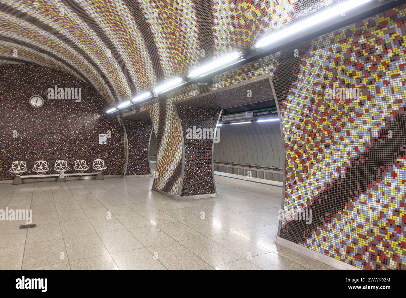 Le décor en mosaïque de carreaux en spirale de la station de métro Gellert ter à Budapest Banque D'Images