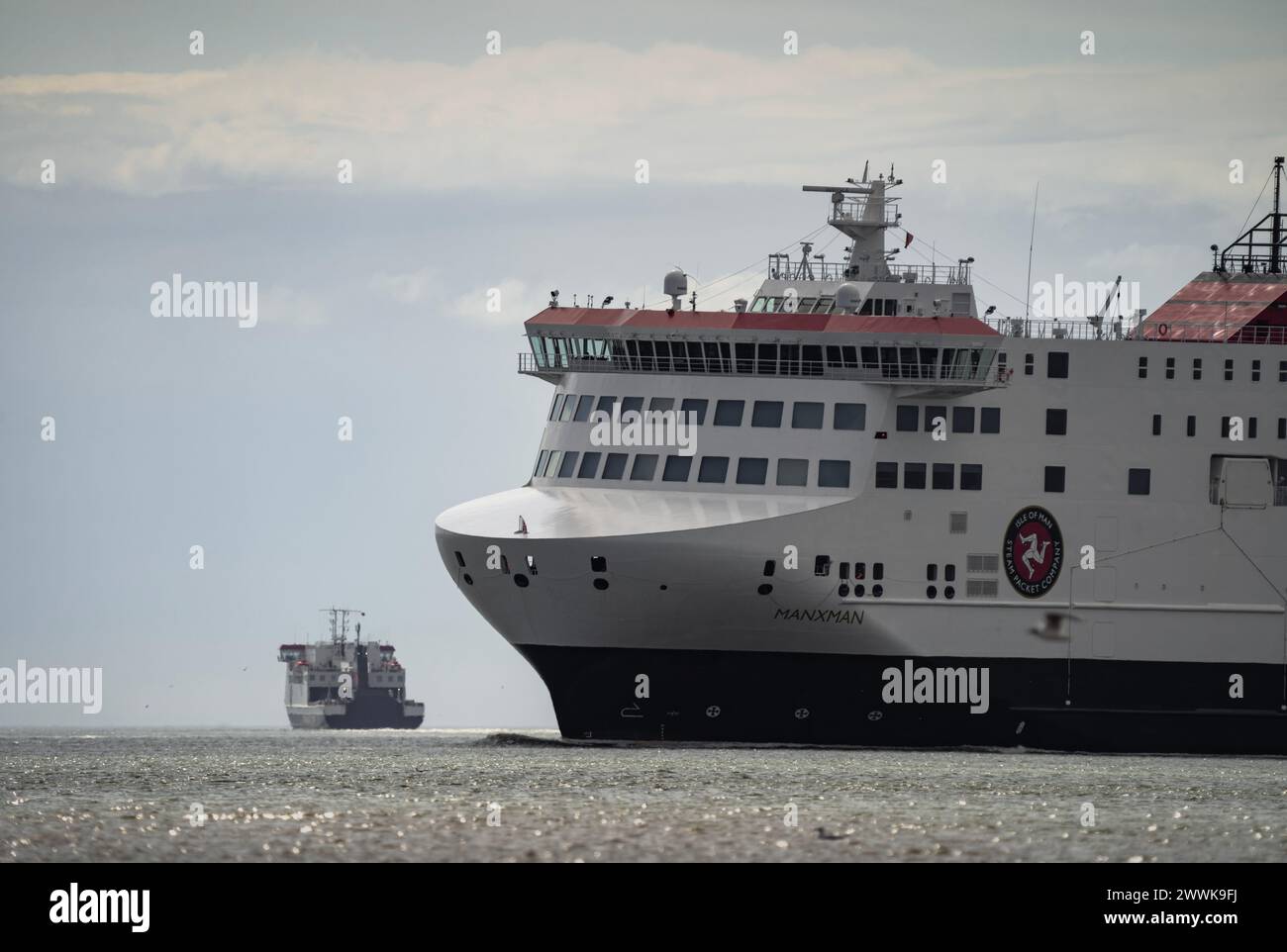 Isle of Man Steam Packet Company nouveau navire Manxman passant l'ancien Ben-My-Chree au large de Heysham Port, Lancashire. Banque D'Images