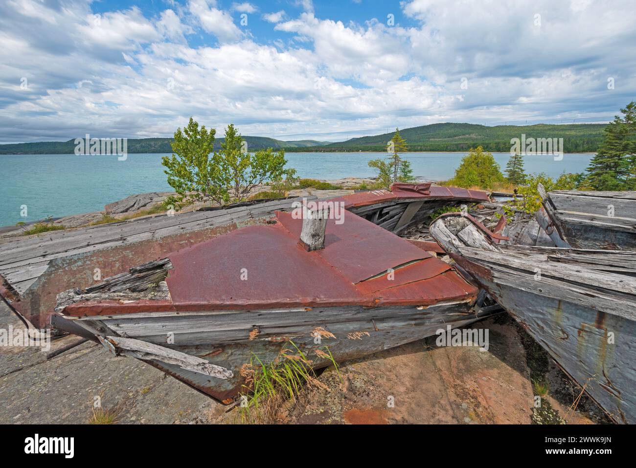 Des bateaux abandonnés qui s'effondrent sur une rive éloignée du lac supérieur dans le parc provincial Neys au Canada Banque D'Images