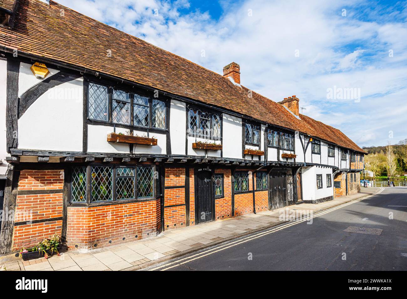 Maisons et bâtiments à colombages de la période historique, y compris 'Old Timbers' dans Friday Street à Henley-on-Thames, une ville du sud de l'Oxfordshire Banque D'Images