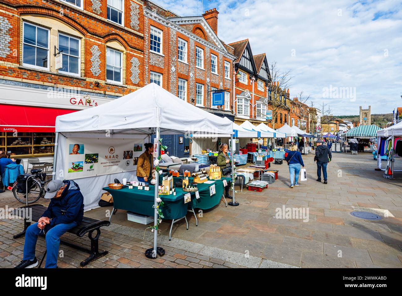 Étals de marché en plein air à Market Square., Henley-on-Thames, une ville dans le sud de l'Oxfordshire Banque D'Images