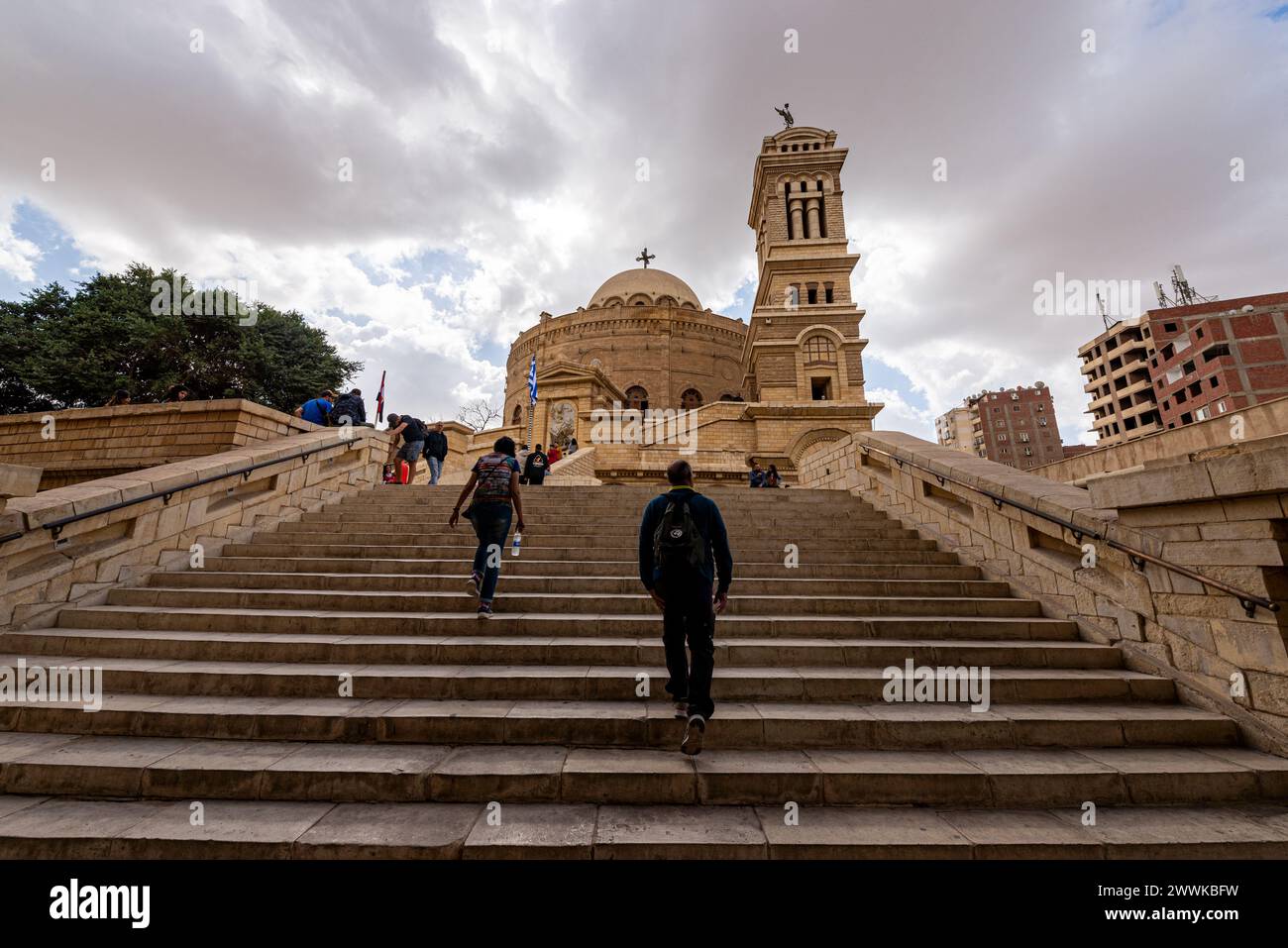 Visiteurs gravissant les marches du monastère Saint-Georges, rues du Caire, Égypte Banque D'Images