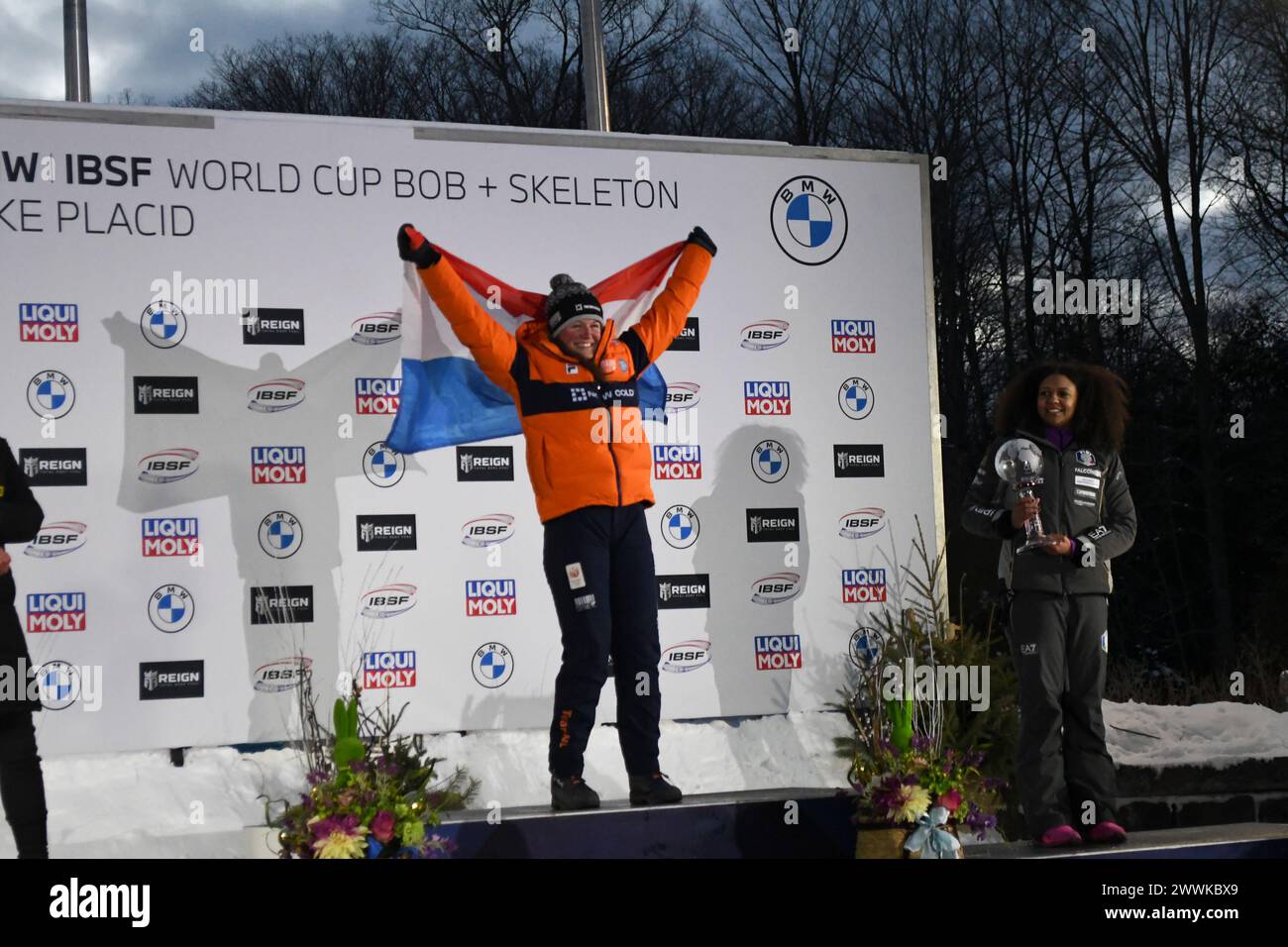 Kimberly Bos des pays-Bas tient le drapeau de son pays alors qu'elle est couronnée vainqueur du glolbe cystal dans le skelton féminin lors de la dernière course du 2 Banque D'Images