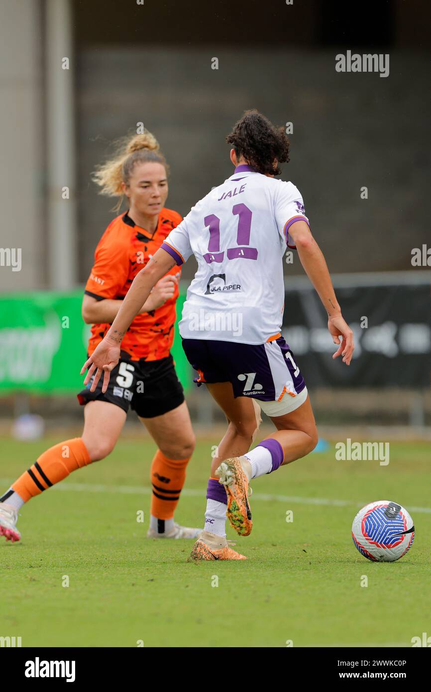 Brisbane, Australie, 24 mars 2024. Jenna McCormick (5 Brisbane) défend contre Grace Jale (11 Perth Glory) lors du match de Liberty A League entre Brisbane Roar et Perth Glory FC à Perry Park. Crédit : Matthew Starling / Alamy Live News Banque D'Images