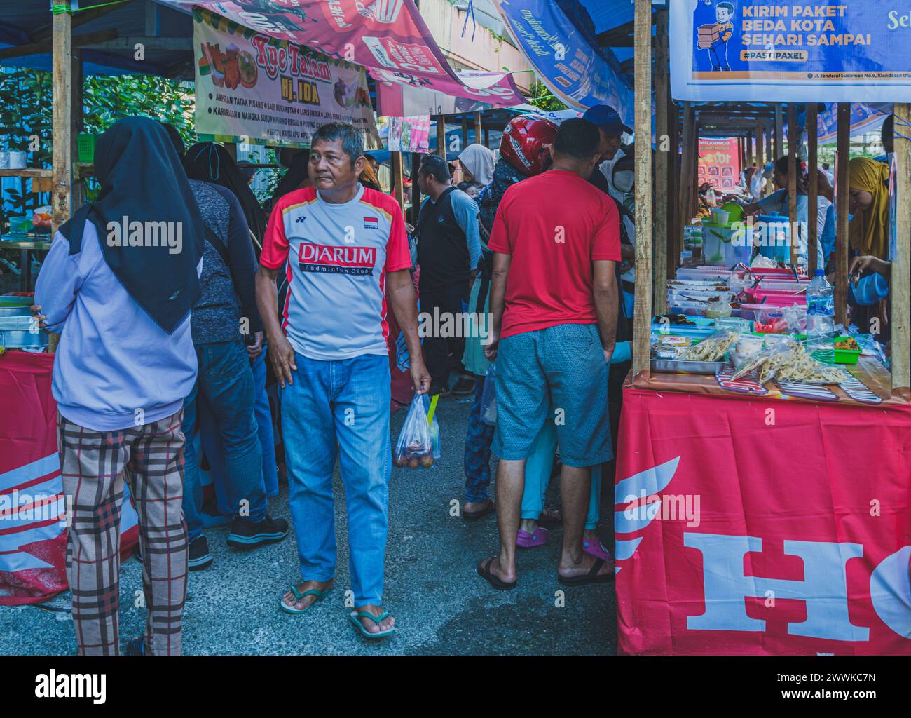 Balikpapan, Indonésie - 22 mars 2024. ils achètent des aliments pour briser leur jeûne à temps. Banque D'Images
