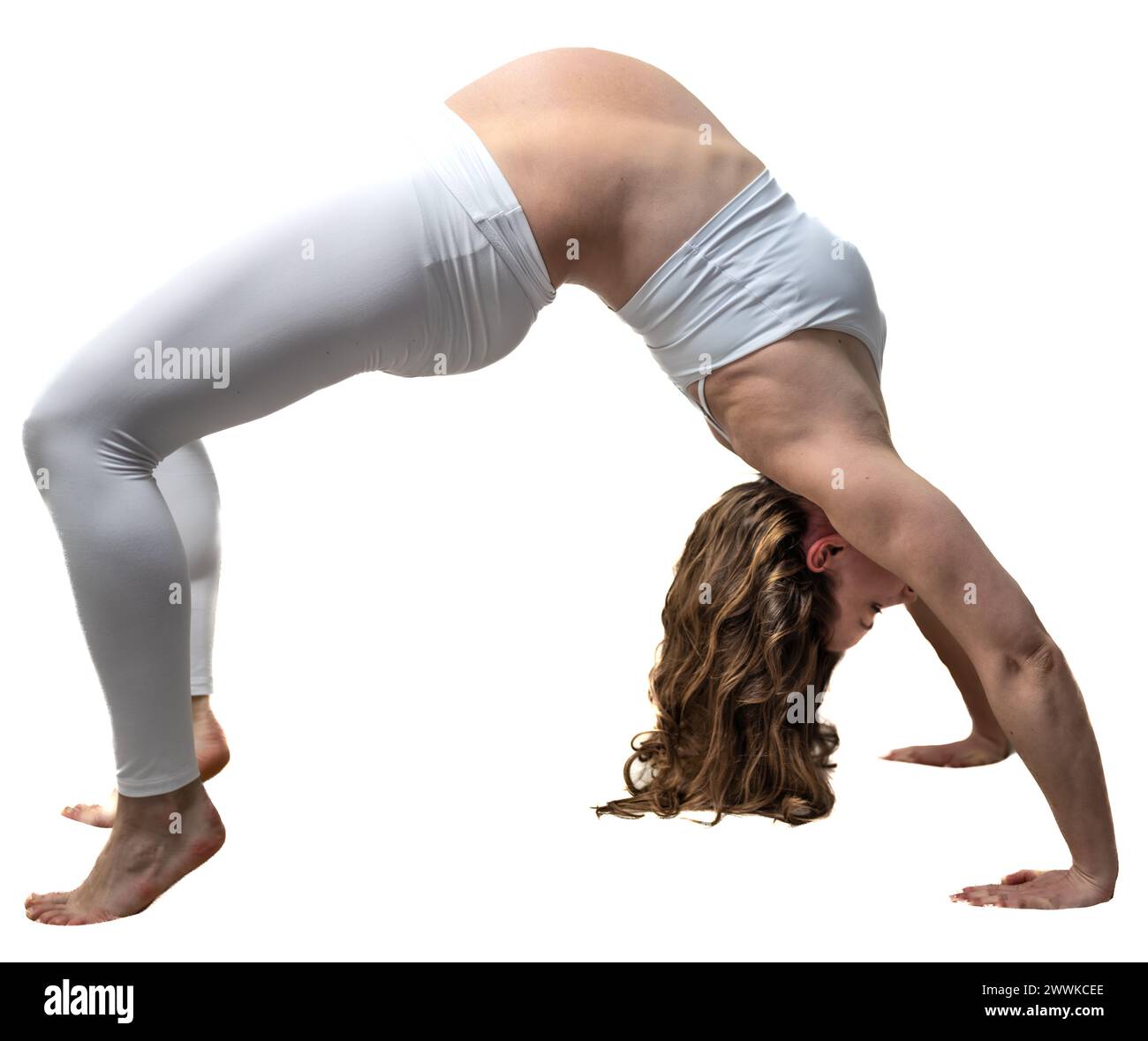 Description : femme enceinte sportive faisant l'exercice de pont dans le dernier mois de grossesse. Troisième trimestre - semaine 36. Vue latérale. Fond blanc. Brig Banque D'Images