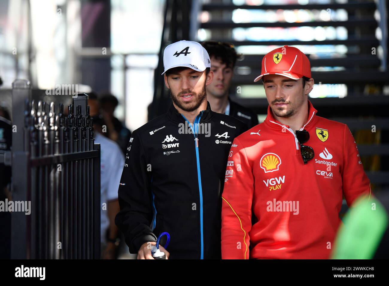 MELBOURNE, AUSTRALIE 24 mars 2024. Photo : 10 Pierre Gasly (FRA) BWT Alpine F1 Team et 16 Charles Leclerc (MCO) Scuderia Ferrari retournent au paddock après le défilé des pilotes du dimanche au Rolex Australian Grand Prix FIA de formule 1 2024 3ème tour du 22 au 24 mars à l'Albert Park Street circuit, Melbourne, Australie. Crédit : Karl Phillipson/Alamy Live News Banque D'Images