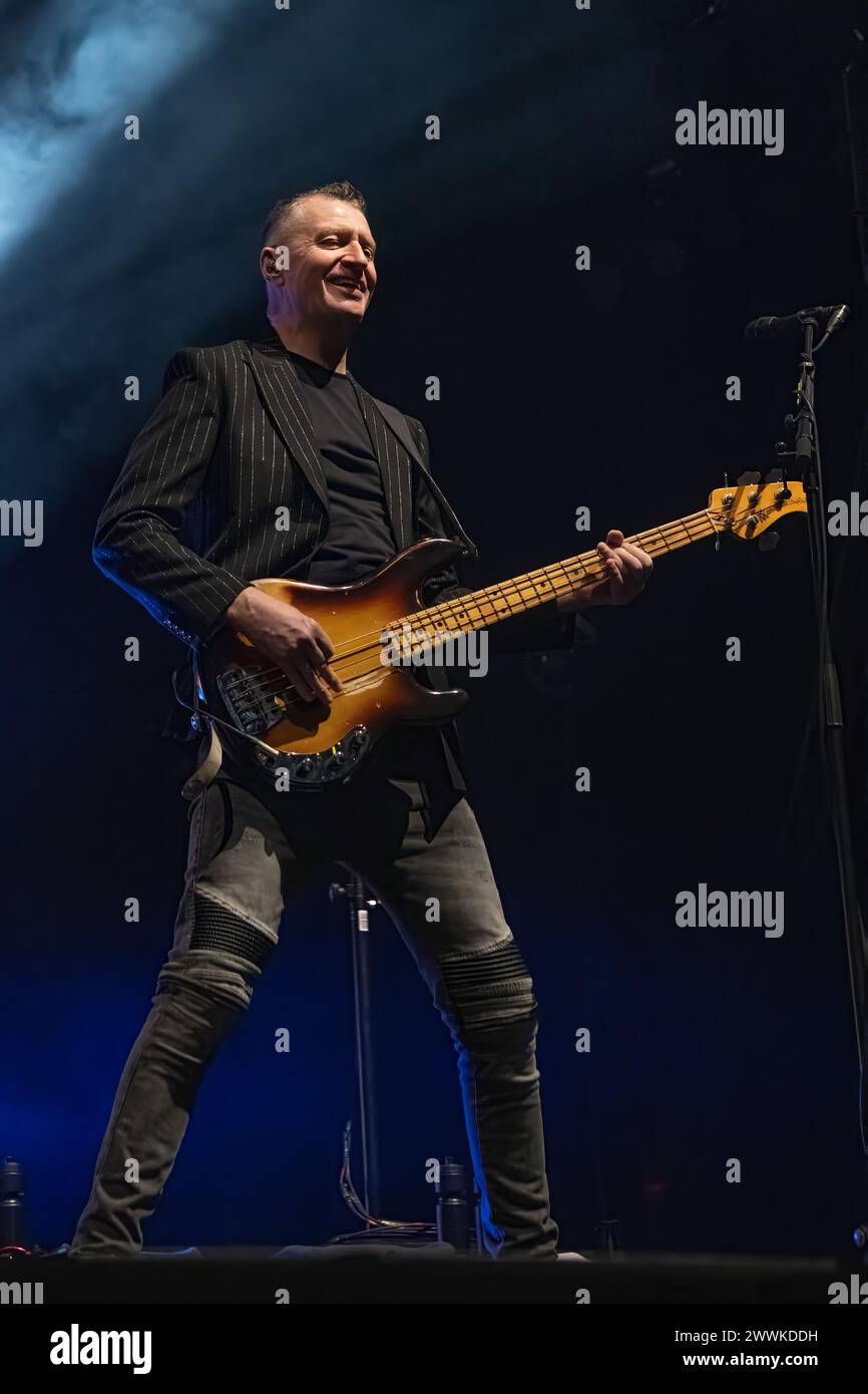 Nottingham, Royaume-Uni. 24 mars 2024, Motorpoint Arena, Nottingham, Royaume-Uni. Événement : esprits simples soutenus par Del Amitri. Légende : Ged Grimes (bassiste simple Minds) photo : Mark Dunn / Alamy Live News (divertissement) Banque D'Images