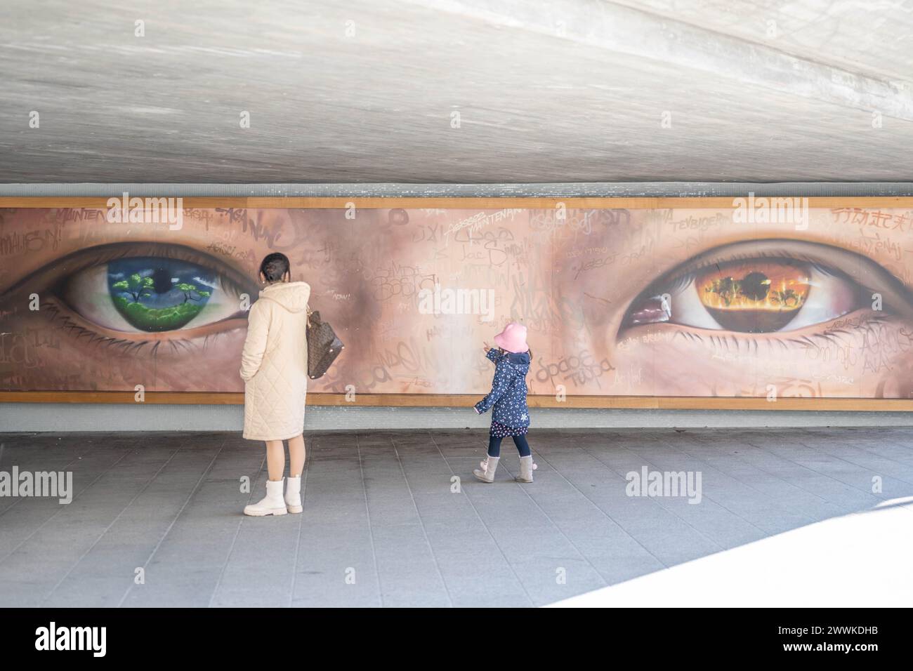 Beschreibung : Frau mit Tochter betrachtet Konstanzer Urban Art zum Thema 'Blick in die Zukunft zum Klimawechsel liegt in unserer Verantwortung'. Kons Banque D'Images