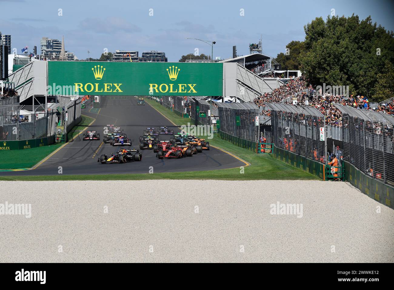 MELBOURNE, AUSTRALIE. 24 mars 2024. La course de formule 1 à Albert Park circuit démarre alors que les voitures se dirigent vers le virage 1. FIA Formula 1 Rolex Australian Grand Prix 2024 3ème manche du 22 au 24 mars à l'Albert Park Street circuit, Melbourne, Australie. Crédit : Karl Phillipson/Alamy Live News. Banque D'Images