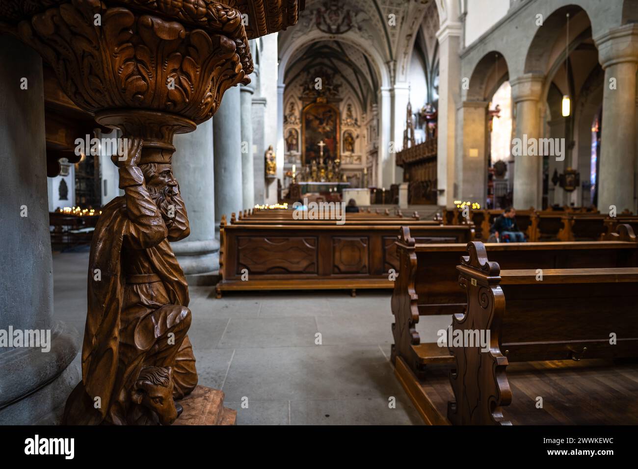 Description : une figure de sculpture sur bois de l'ancêtre Abraham avec le bélier porte la chaise de sermon sur sa tête dans le minster. Münster Unserer Lieben F. Banque D'Images