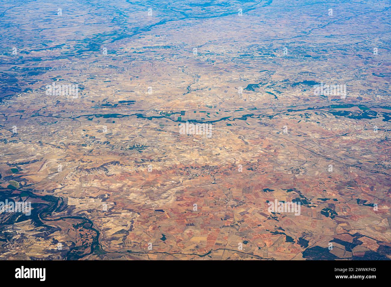 Description : vue aérienne des champs agricoles secs et des parcs éoliens avec de nombreuses éoliennes. Espagne du Nord, Europe. Banque D'Images