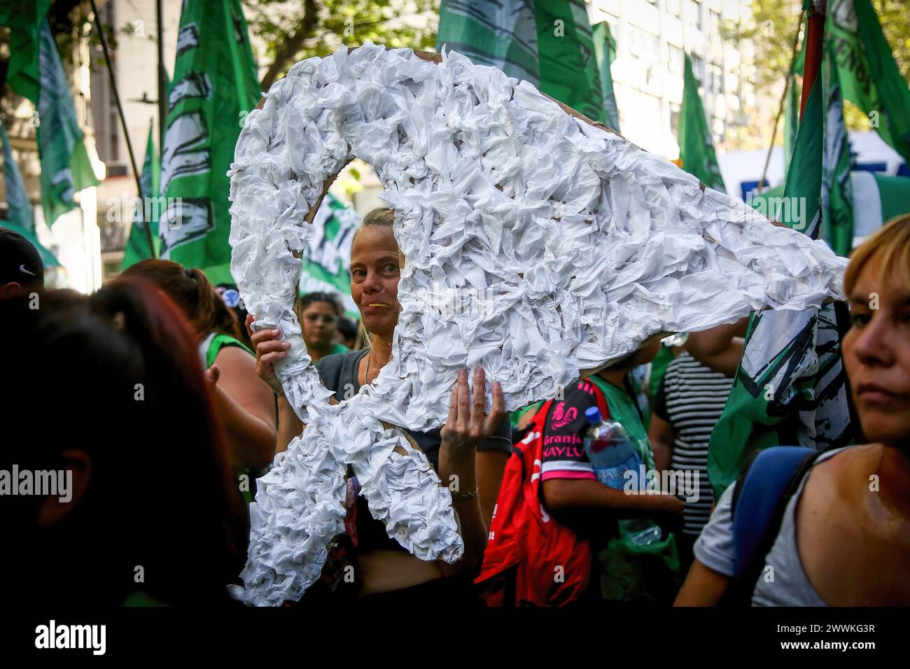 Buenos Aires, Argentine. 24 mars 2024. Un manifestant avec une affiche représentant un symbole de mouchoir blanc vu lors d'une manifestation pour commémorer le 48e anniversaire du coup d'État militaire de 1976. Les Argentins se souviennent des victimes de la dictature militaire en commémoration de la Journée nationale du souvenir pour la vérité et la justice. (Photo de Roberto Tuero/SOPA images/SIPA USA) crédit : SIPA USA/Alamy Live News Banque D'Images