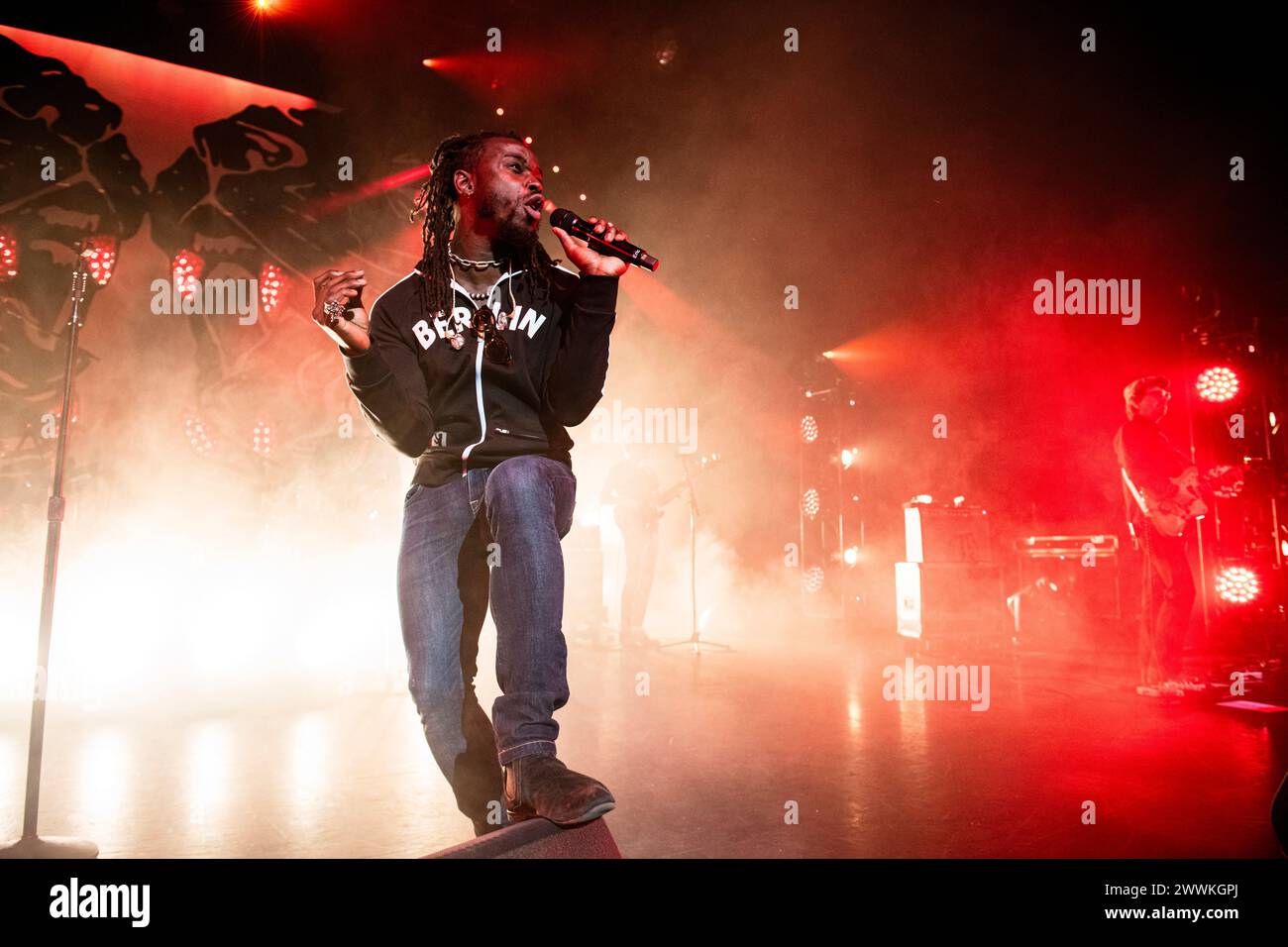 Londres, Royaume-Uni. 24 mars 2024. Black Pumas jouant en concert à Hammersmith Apollo, Londres le 24 mars 2024 Eric Burton, chanteur et compositeur Black Pumas est un groupe de soul psychédélique américain dirigé par un duo formé en '18. En entremêlant leurs vibrations soul psychédéliques avec des influences latines et hip-hop, les Black Pumas ont créé un son qui leur est propre. Le groupe a reçu sa première nomination aux Grammy Awards en '20 pour le meilleur nouvel artiste lors de la 62e cérémonie. Ils ont reçu sept nominations aux Grammy Awards. Crédit : Dafydd Owen/Alamy Live News Banque D'Images