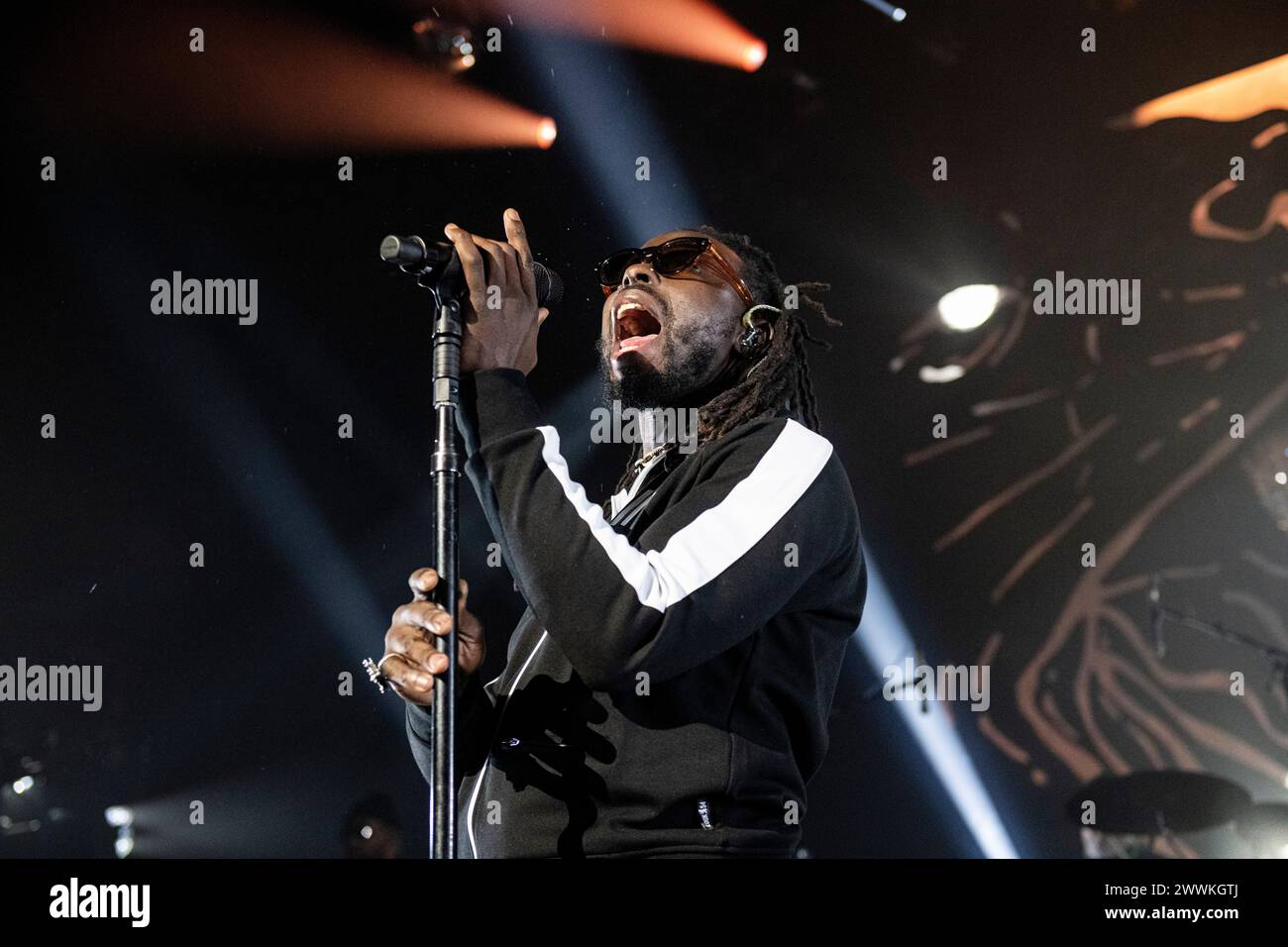 Londres, Royaume-Uni. 24 mars 2024. Black Pumas jouant en concert à Hammersmith Apollo, Londres le 24 mars 2024 Eric Burton, chanteur et compositeur Black Pumas est un groupe de soul psychédélique américain dirigé par un duo formé en '18. En entremêlant leurs vibrations soul psychédéliques avec des influences latines et hip-hop, les Black Pumas ont créé un son qui leur est propre. Le groupe a reçu sa première nomination aux Grammy Awards en '20 pour le meilleur nouvel artiste lors de la 62e cérémonie. Ils ont reçu sept nominations aux Grammy Awards. Crédit : Dafydd Owen/Alamy Live News Banque D'Images