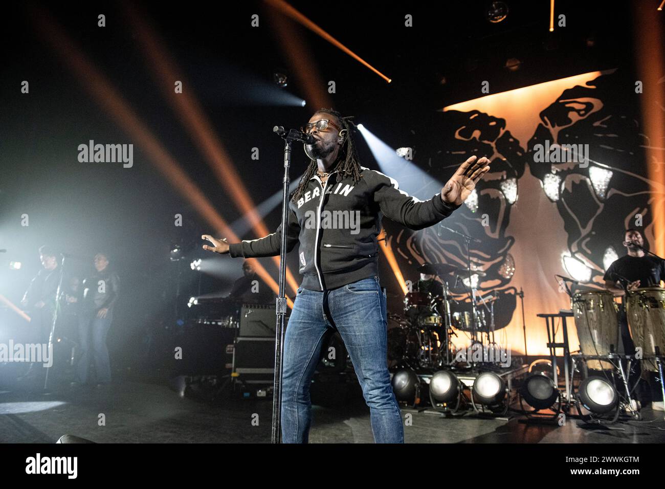 Londres, Royaume-Uni. 24 mars 2024. Black Pumas jouant en concert à Hammersmith Apollo, Londres le 24 mars 2024 Eric Burton, chanteur et compositeur Black Pumas est un groupe de soul psychédélique américain dirigé par un duo formé en '18. En entremêlant leurs vibrations soul psychédéliques avec des influences latines et hip-hop, les Black Pumas ont créé un son qui leur est propre. Le groupe a reçu sa première nomination aux Grammy Awards en '20 pour le meilleur nouvel artiste lors de la 62e cérémonie. Ils ont reçu sept nominations aux Grammy Awards. Crédit : Dafydd Owen/Alamy Live News Banque D'Images