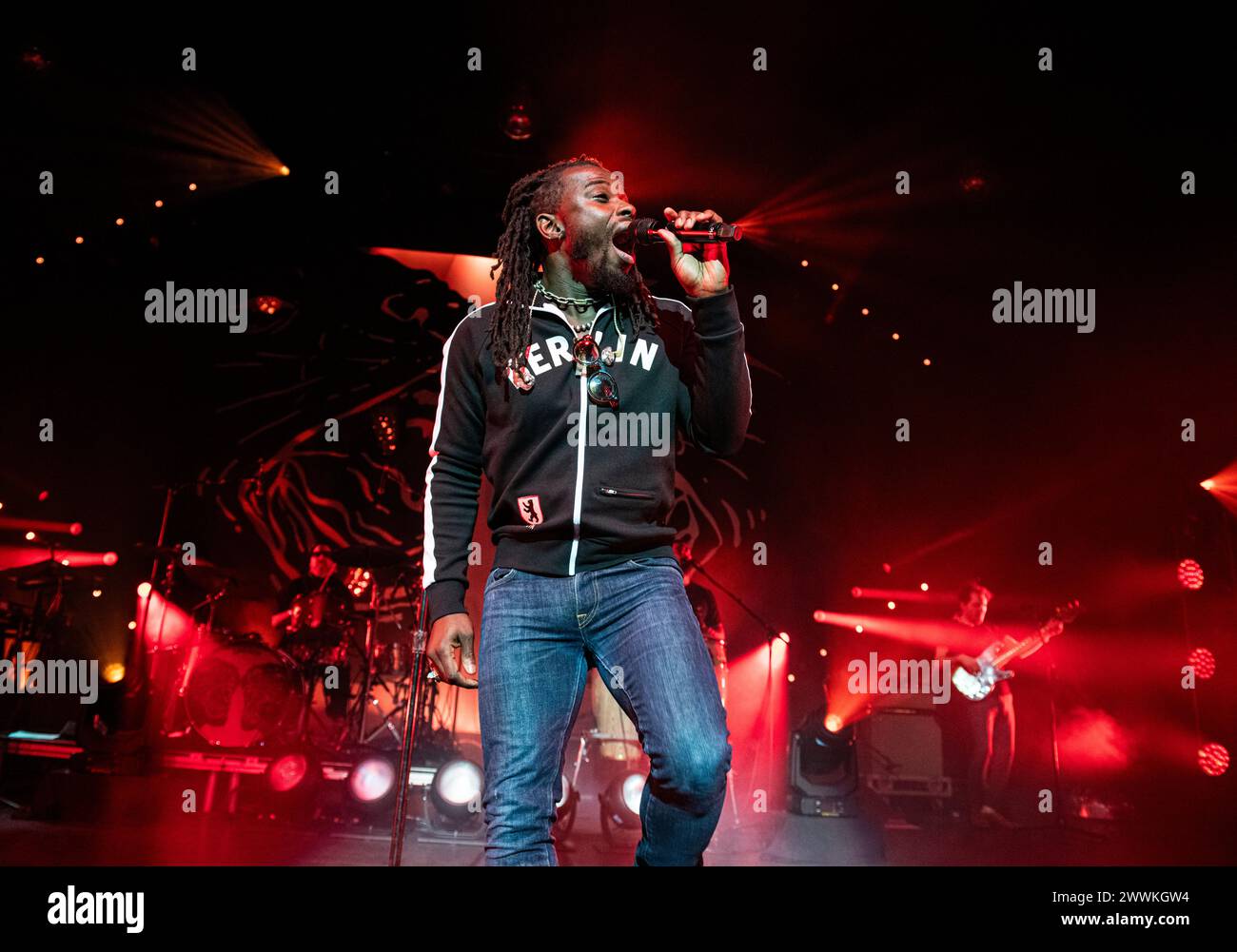 Londres, Royaume-Uni. 24 mars 2024. Black Pumas jouant en concert à Hammersmith Apollo, Londres le 24 mars 2024 Eric Burton, chanteur et compositeur Black Pumas est un groupe de soul psychédélique américain dirigé par un duo formé en '18. En entremêlant leurs vibrations soul psychédéliques avec des influences latines et hip-hop, les Black Pumas ont créé un son qui leur est propre. Le groupe a reçu sa première nomination aux Grammy Awards en '20 pour le meilleur nouvel artiste lors de la 62e cérémonie. Ils ont reçu sept nominations aux Grammy Awards. Crédit : Dafydd Owen/Alamy Live News Banque D'Images