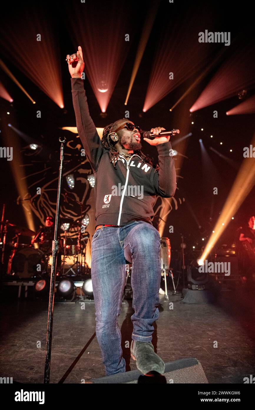 Londres, Royaume-Uni. 24 mars 2024. Black Pumas jouant en concert à Hammersmith Apollo, Londres le 24 mars 2024 Eric Burton, chanteur et compositeur Black Pumas est un groupe de soul psychédélique américain dirigé par un duo formé en '18. En entremêlant leurs vibrations soul psychédéliques avec des influences latines et hip-hop, les Black Pumas ont créé un son qui leur est propre. Le groupe a reçu sa première nomination aux Grammy Awards en '20 pour le meilleur nouvel artiste lors de la 62e cérémonie. Ils ont reçu sept nominations aux Grammy Awards. Crédit : Dafydd Owen/Alamy Live News Banque D'Images