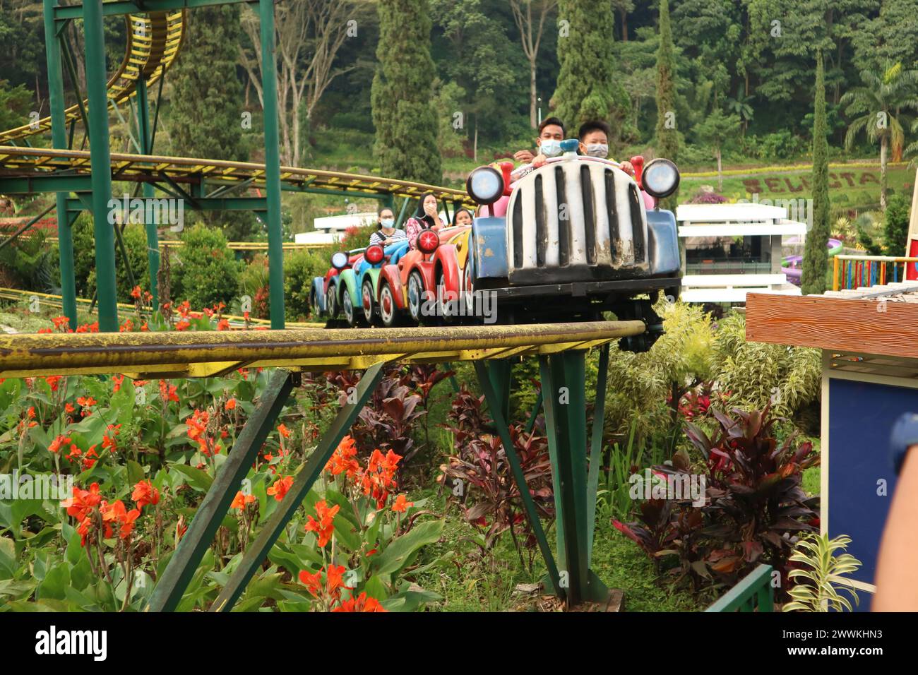 Balade en montagnes russes au parc d'attractions Selecta Batu, Java oriental. Banque D'Images