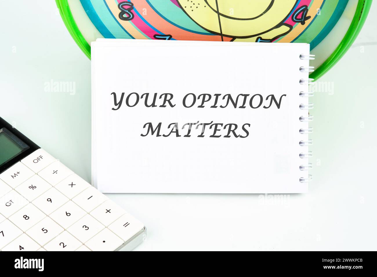 VOTRE OPINION COMPTE phrase écrite sur une carte blanche Banque D'Images