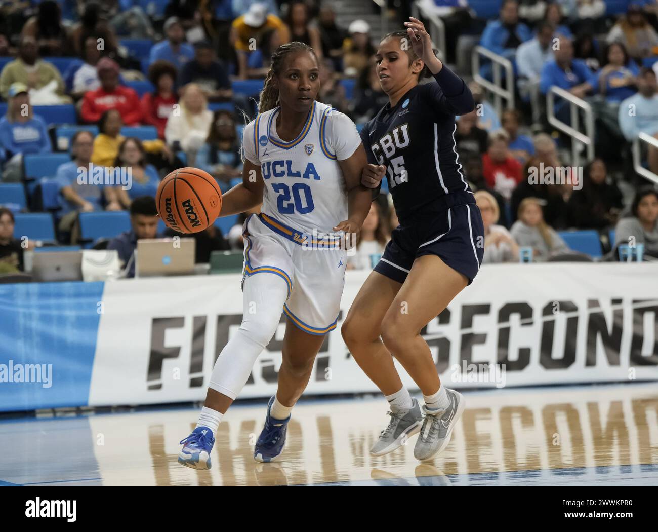 Charisma Osborne (20 ans), garde des Bruins de l'UCLA, se dirige vers le panier lors de la première manche du tournoi NCAA au Pauley Pavilion, samedi 23 mars 2024, au Pauley Pavilion à Los Angeles. UCLA a battu Cal Baptist 84-55. (David Venezia/image du sport) Banque D'Images